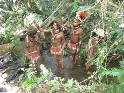 Papua Nová Guinea – kmen Huli – Tari